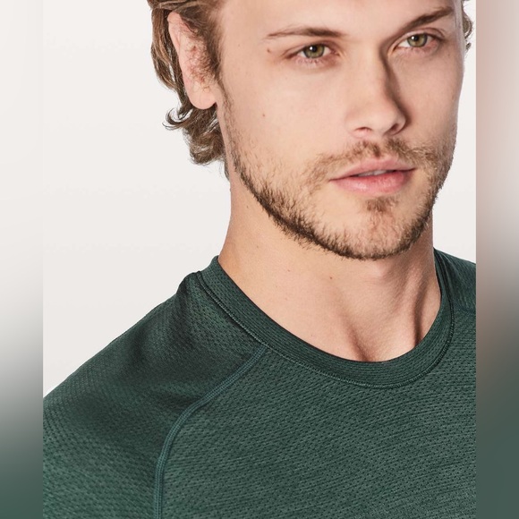 EUC Lululemon Metal Vent Tech Short Sleeve Shirt in Dark Voyage / Antigua - Picture 3 of 8